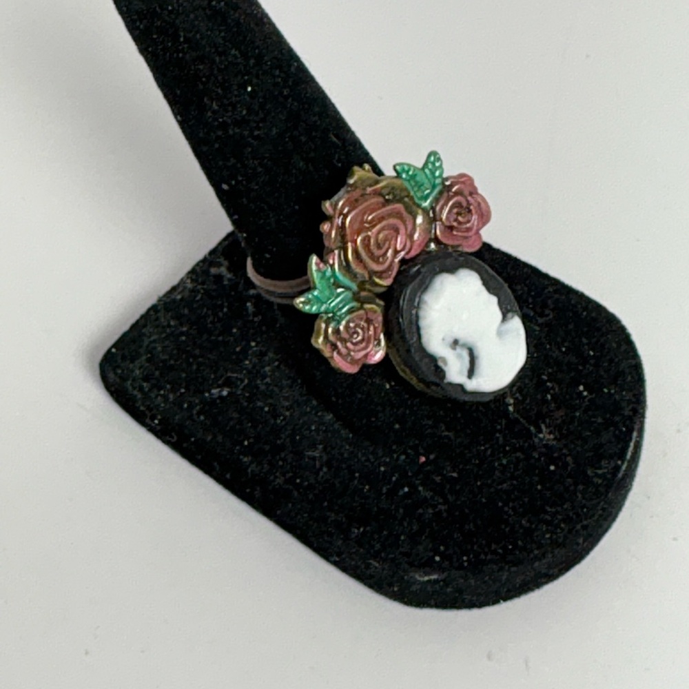 Elegant Cameo Ring with Floral Accents